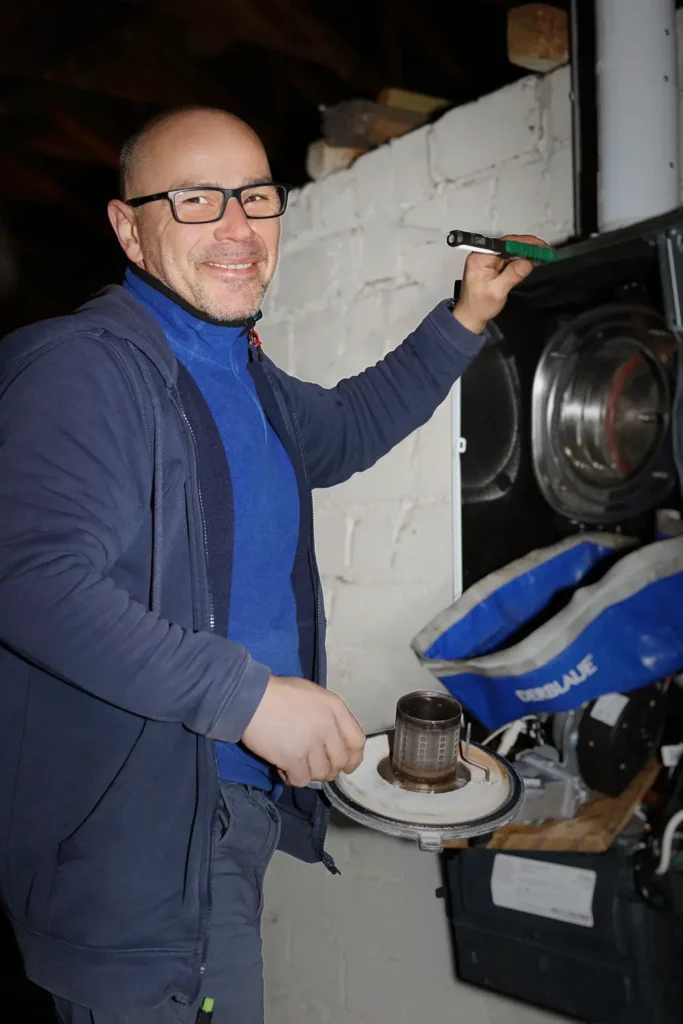 Mitarbeiter Mike bei der Arbeit bei Weigant SHK | Sanitär Heizung und Klima in Schwelm